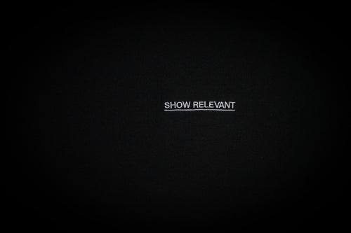 SHOW RELEVANT gestickt – Nahaufnahme der Stickerei